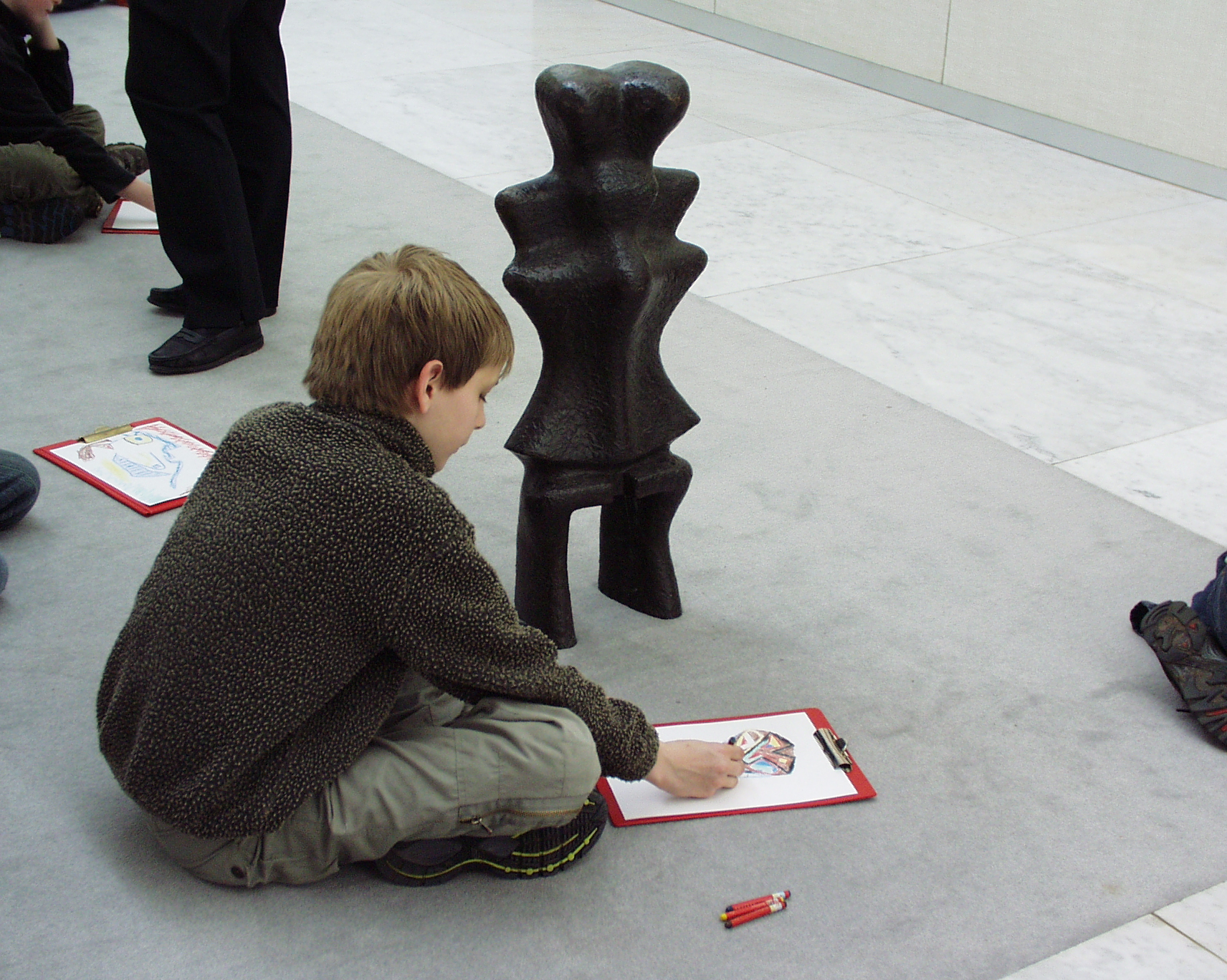 Børn Tegner i Udstillingen