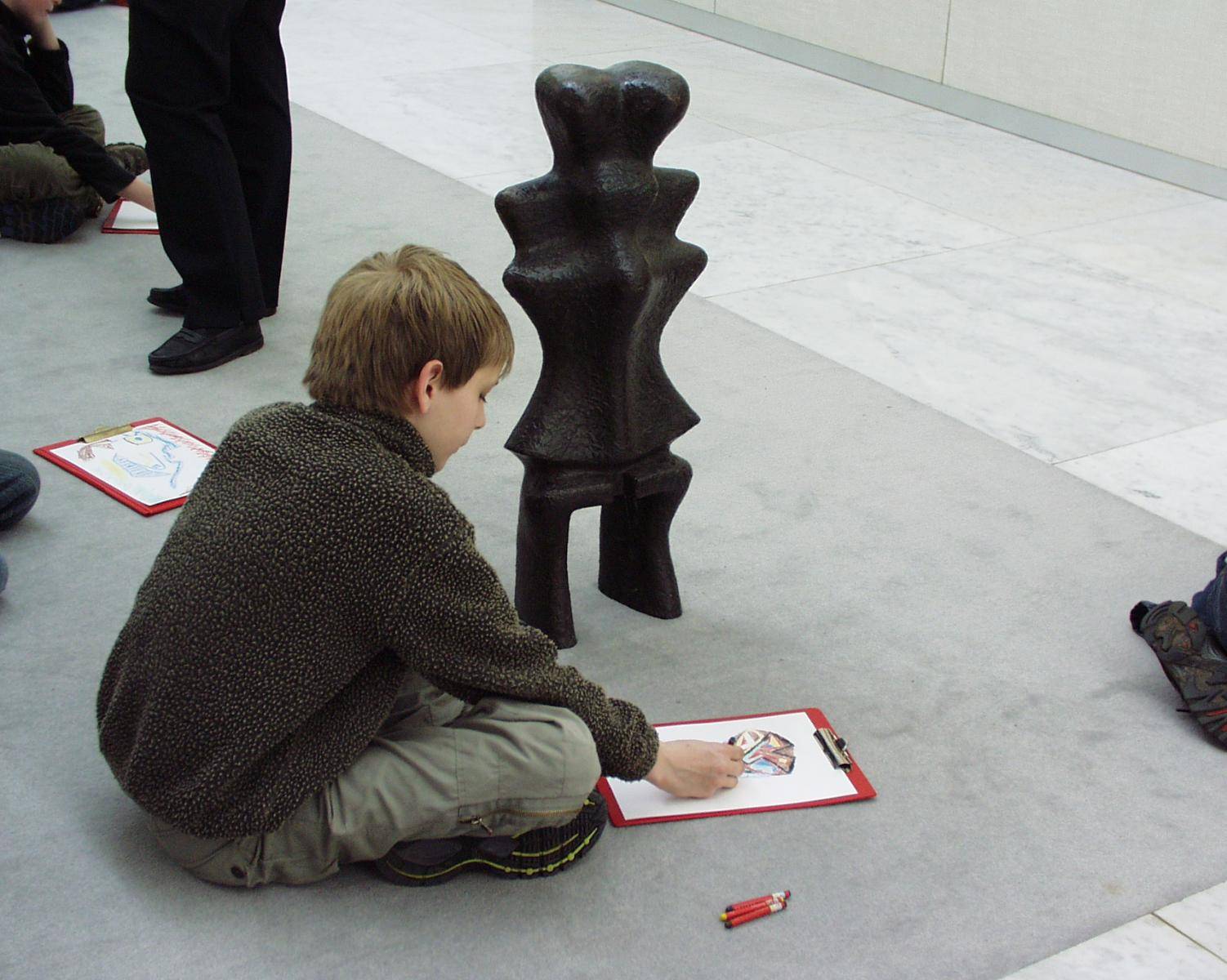 Børn Tegner i Udstillingen