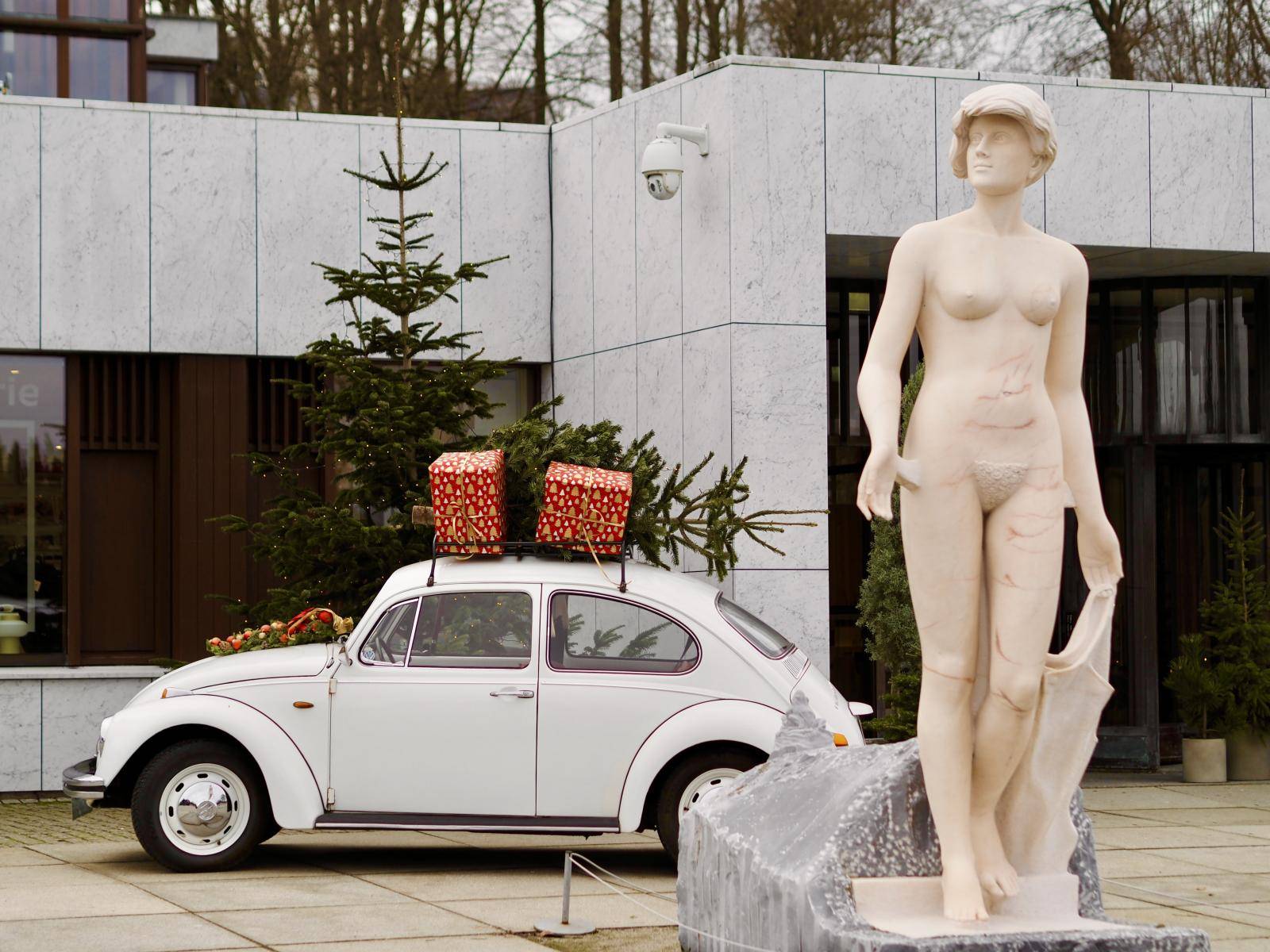 Juletræer foran museet